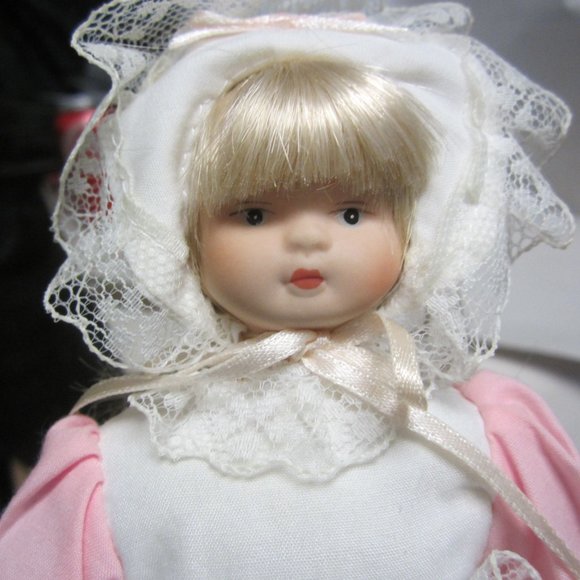 VTG PORCELAIN DOLL IN PINK DRESS AND BONNET - Picture 9 of 9
